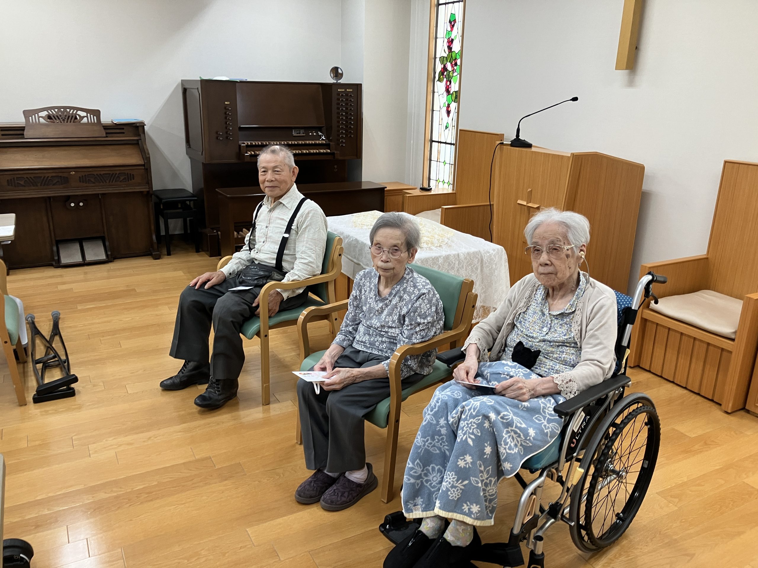 Read more about the article 市の職員より「敬老祝金」をお届けいただきました